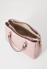 Borsa a tracolla trapuntata rosa con dettagli in oro, doppi manici, chiusura con cerniera e interno foderato con stampa logo e tasche.