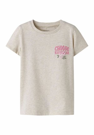 T-shirt beige à manches courtes avec col rond, arborant un texte rose "Choose Kindness" et un petit motif de fleur sur le côté supérieur gauche.