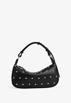Sac à bandoulière en cuir noir avec une forme courbée, orné de clous en argent sur le devant et d'une finition texturée. Dispose d'une poignée unique.