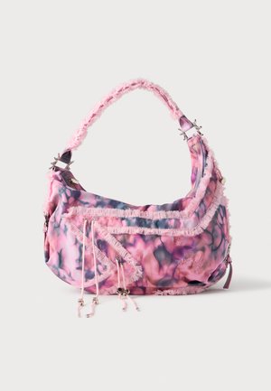 Petit sac à épaule imprimé floral rose et violet avec bords texturés, poche avant zippée et bandoulière réglable avec fermoirs métalliques.