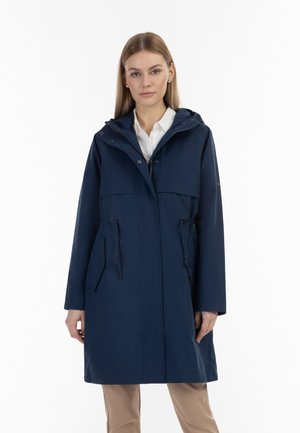 Mørkeblå vandtæt jakke med hætte, der har justerbare snore, to forlommer og lynlås. Glat tekstur og elegant design.
