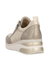 Beige sneakers med en tekstureret overdel med et subtilt mønster, metalliske accenter og en polstret hæl for øget komfort og støtte.