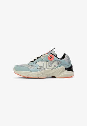 Hellblaue und graue Sneakers mit Netzpaneelen, gepolsterter Schuhkragen und Fila-Logo. Sie verfügen über eine schwarze Ferse, orangefarbene Akzente und eine strukturierte Sohle.