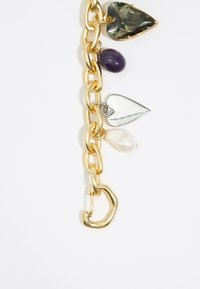 Pulsera de cadena de oro con cuatro colgantes en forma de corazón en verde, púrpura, plata y perla; acabados suaves y texturizados, de diferentes tamaños.
