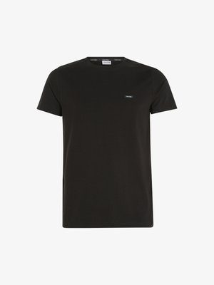 T-shirt in cotone nero con collo rotondo e maniche corte, caratterizzata da un piccolo etichetta di marca sul petto. Texture liscia, design casual.