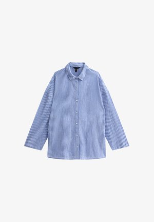 Chemise à manches longues rayée bleu et blanc avec une patte de boutonnage et un col. Fabriquée dans un tissu léger avec une coupe décontractée.