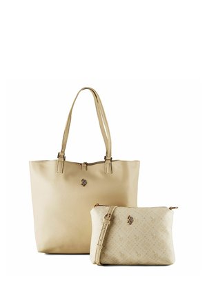 Beige strukturierte Tragetasche mit doppelten Griffen und passender kleiner Umhängetasche mit verstellbarem Riemen und dezentem Muster.