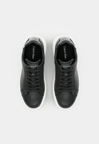 Schwarze Ledersneaker mit runder Zehenform, schwarzen Schnürsenkeln und weißen Gummisohlen. Mit Branding auf der Zunge und minimalistischem Design.