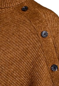 Brązowy sweter dziany z wysokim kołnierzem, wzorem teksturowym i czarnymi guzikami na ramieniu do zapięcia i detali.