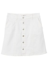Jupe en denim blanc avec une fermeture à boutons à l'avant, deux poches latérales et un ourlet légèrement évasé. Présente des accents de boutons en ton argenté.