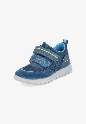 Niebieski dziecięcy sneaker z dwoma paskami na rzep, biała podeszwa, neonowo-żółty detal i wyściełana niebieska podszewka.