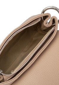 Borsa a mano in pelle beige con texture e chiusura con zip. L'interno è foderato in un morbido tessuto dorato e presenta un piccolo manico attaccato.