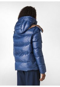 Blå puffjacka med en glänsande yta, med en brun huva, horisontellt kviltat mönster och dragkedjestängning. Slät textur och varm design.