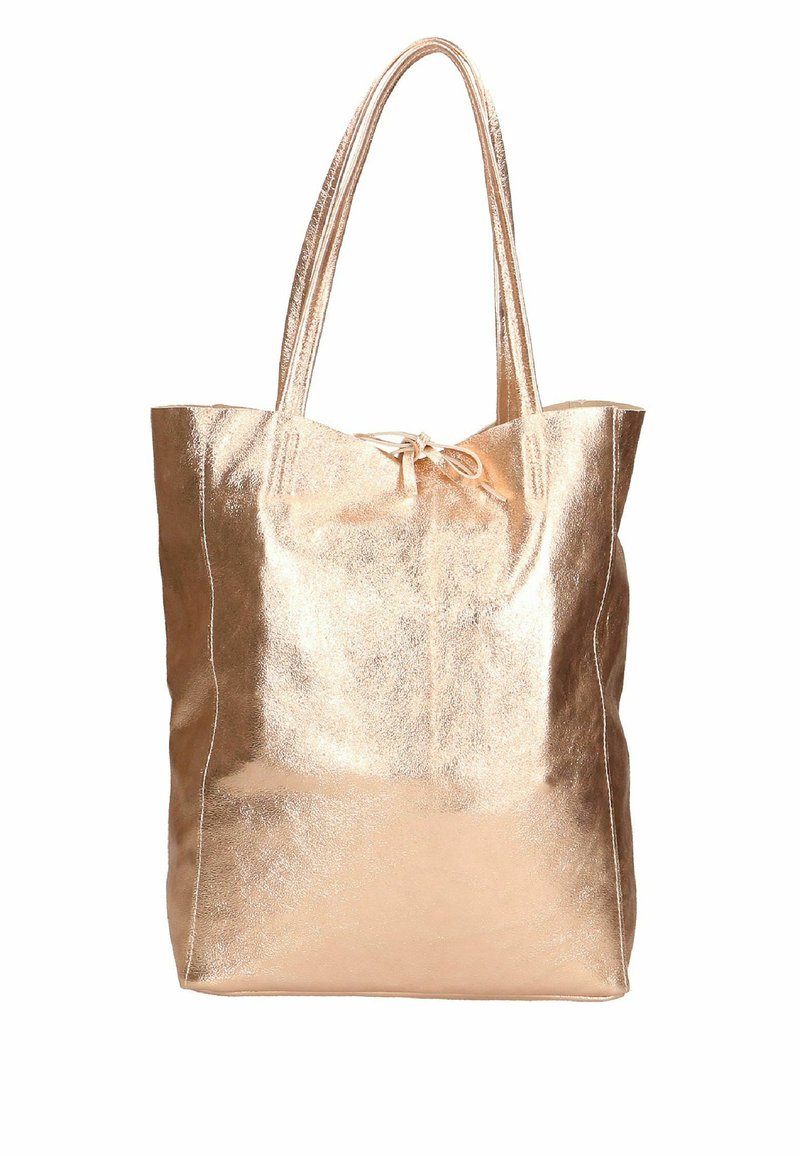 Metallisch roségoldene Tragetasche mit zwei langen Griffen, Kordelzugverschluss, glatter Textur und minimalen Nähten an den Seiten.