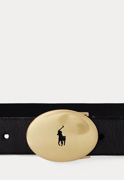 Fekete bőr öv ovális arany csattal, amelyen egy lovon ülő pólójátékos fekete sziluettje látható.
