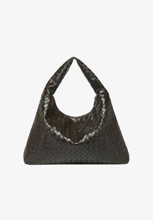 Dunkelbraune geflochtene Ledertasche mit lässiger Form und großem, geschwungenem Griff. Verfügt über eine strukturierte Oberfläche und eine geräumige Öffnung.