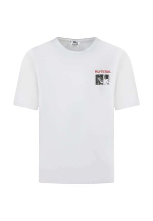 T-shirt blanc à manches courtes avec petit texte « Pulp Fiction » et photo en noir et blanc imprimés sur la partie supérieure gauche de la poitrine.