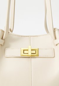 Gina Tricot MIDI LONG STRAP BAG - Käekott - ecru