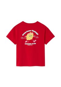 T-shirt rouge à manches courtes avec une mascotte de gaufre jaune en train de courir, texte "American Vintage Running Club Summer Kids" et "Depuis 2005" au dos.