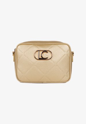Bolso de mano de imitación cuero dorado con un patrón acolchado, forma rectangular y un destacado detalle de hardware con logo en la parte frontal. Incluye correa ajustable.