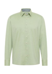 Camicetta a maniche lunghe verde chiaro con colletto button-down, caratterizzata da un colletto interno a motivo blu e cinque bottoni frontali.
