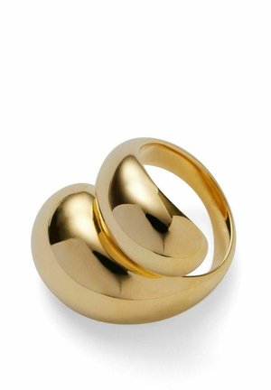 Două inele din aur netede și lucioase, împletite pe un fundal alb, reflectând lumina și unul pe celălalt.