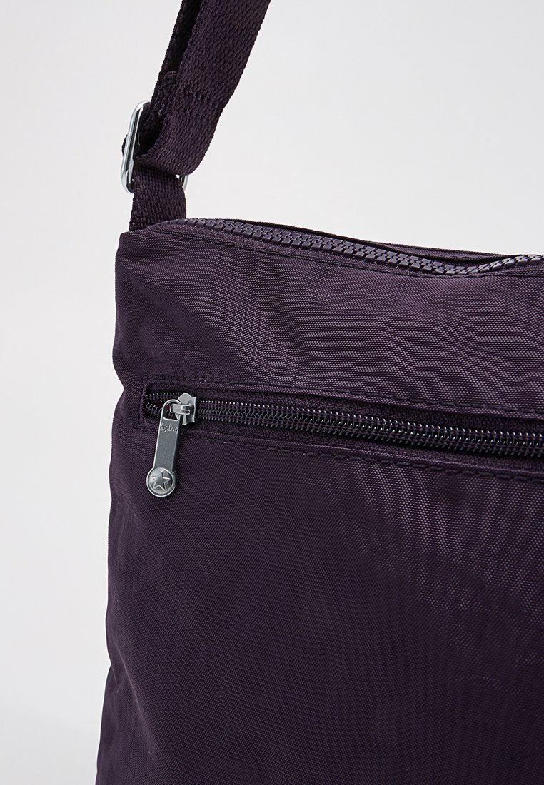 Borsa a spalla in tessuto viola con tasca frontale con zip e tracolla regolabile. Texture liscia con cuciture rinforzate. Dettagli in metallo argentato.