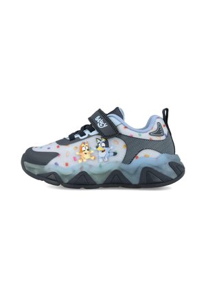 Zapatilla infantil con suela negra, parte superior gris decorada con confetis de colores y perros de dibujos animados, y una tira negra de velcro con la etiqueta "Bluey".