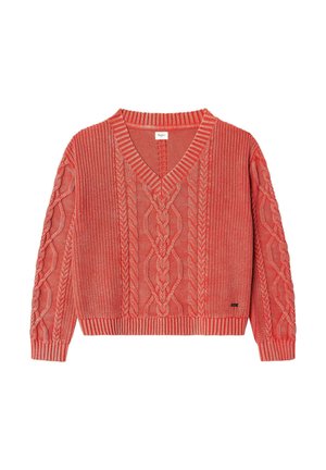 Roter Strickpullover mit Zopfmustern, langen Ärmeln, V-Ausschnitt und gerippten Bündchen und Saum, dargestellt vor weißem Hintergrund.