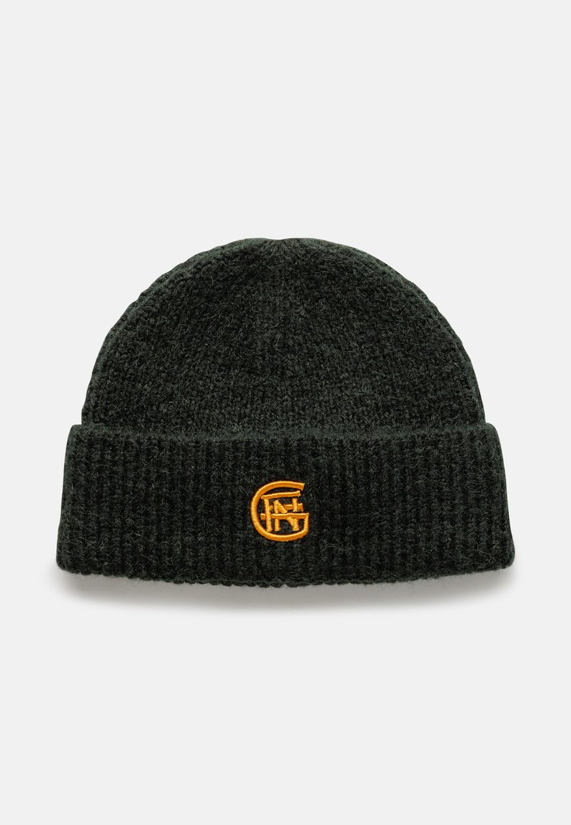 Donkergroene gebreide beanie met een geribbelde textuur en een opgerolde zoom. Heeft een oranje geborduurd logo aan de voorkant.