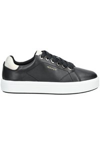 Czarne skórzane sneakersy z białą gumową podeszwą, sznurowany design, złote logo oraz kontrastowy zamszowy akcent na pięcie.