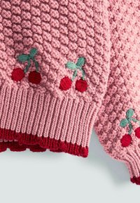 Maglione rosa con design a maglia testurizzata, caratterizzato da ciliegie ricamate in rosso e verde. L'orlo a coste in un rosa più scuro accentua il bordo.