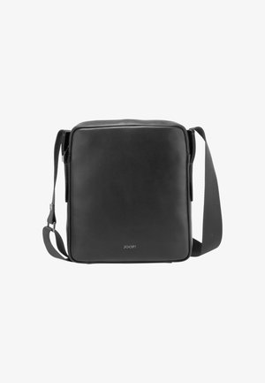Bolso mensajero de cuero negro con forma rectangular, correa de tela ajustable y un pequeño logotipo en la parte frontal. Textura lisa, diseño minimalista.