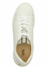 Weißes Leder-Sneaker mit runder Zehenpartie, flachen weißen Schnürsenkeln, hellbrauner Außensohle und gestreiftem Detail an der Ferse. Markenlogo auf der Einlegesohle.