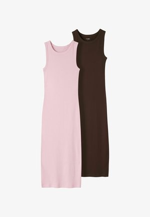 Deux robes sans manches, mi-longues, cintrées, en rose clair uni et marron foncé, présentées à plat sur un fond blanc.