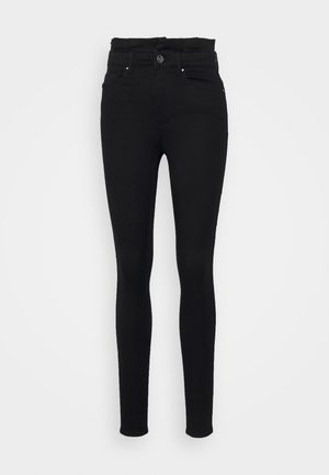Schwarze Skinny-Jeans mit hoher Taille, Frontknopf, Gürtelschlaufen und Fünf-Taschen-Stil, dargestellt vor weißem Hintergrund.