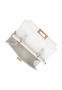Borsa in pelle bianca con texture liscia, dettagli in hardware dorato, interno aperto e design strutturato con una patta distintiva.