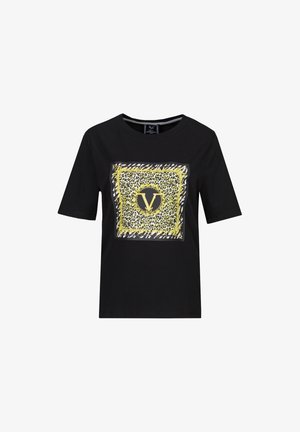 Zwart T-shirt met korte mouwen met een luipaardprint vierkant en een gouden sierlijst, gecentreerd rond een gouden letter "V" aan de voorkant.