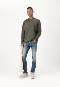 Tommy Jeans FLAG CREW - Sweatshirt - fatigue green