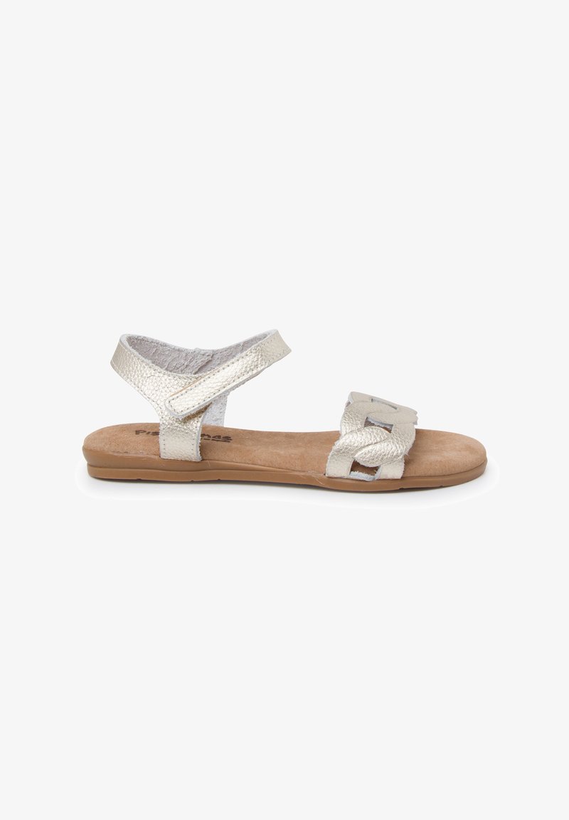 Sandal in pelle dorata chiara con suola piatta, cinturino alla caviglia regolabile, cinturino frontale intrecciato e soletta morbida simile alla suede.