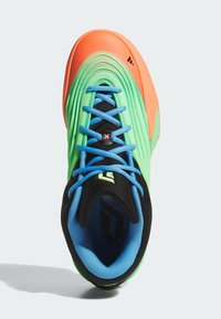 Scarpa atletica verde e nera con accenti arancioni e blu. Presenta una tomaia texture, una forma arrotondata, un laccio prominente e un dettaglio con logo.