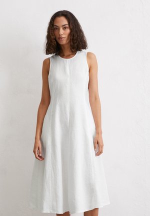 DRESS FEMININE SHAPE MIDI LENGTH CUTLINES - Freizeitkleid - white