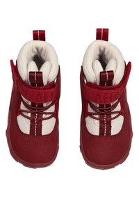 Bottes imperméables rouges avec doublure et lacets blancs. Dotées d'une sangle velcro, d'une semelle robuste et de tirettes à la cheville pour un enfilage facile.