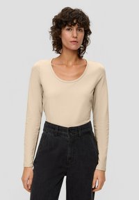 s.Oliver Langarmshirt - sandfarben