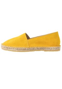 Espadrille en suède jaune avec un bout fermé, semelle en corde de jute naturel et texture lisse. Design minimaliste, côtés bas pour la respirabilité.