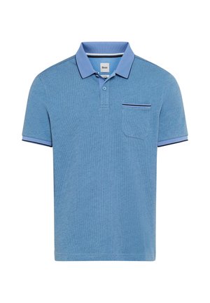 Polo bleu clair à manches courtes avec un col bleu plus foncé, une patte de boutonnage à l'avant et une petite poche poitrine bordée de foncé.