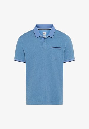 Hellblaues Polohemd mit kurzen Ärmeln, einem dunklerblauen Kragen, einer vorderen Knopfleiste und einer kleinen Brusttasche mit dunklem Besatz.