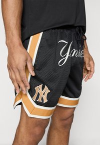 New Era MLB NEW YORK YANKEES FLORAL SHORT - Club wear - black