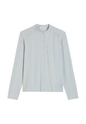 Helles blaues Langarm-Henley-Shirt mit rundem Ausschnitt, acht Knöpfen an der Vorderseite und gerafften Schulterdetails. Weicher Stoff.