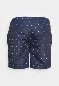 Shorts de bain navy avec des motifs nautiques blancs, y compris des crânes, des voiliers et des pagaies. Taille élastique avec une poche arrière.
